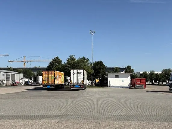 Місце для паркування вантажівок Schmidt Kühltransporte в Garching bei München