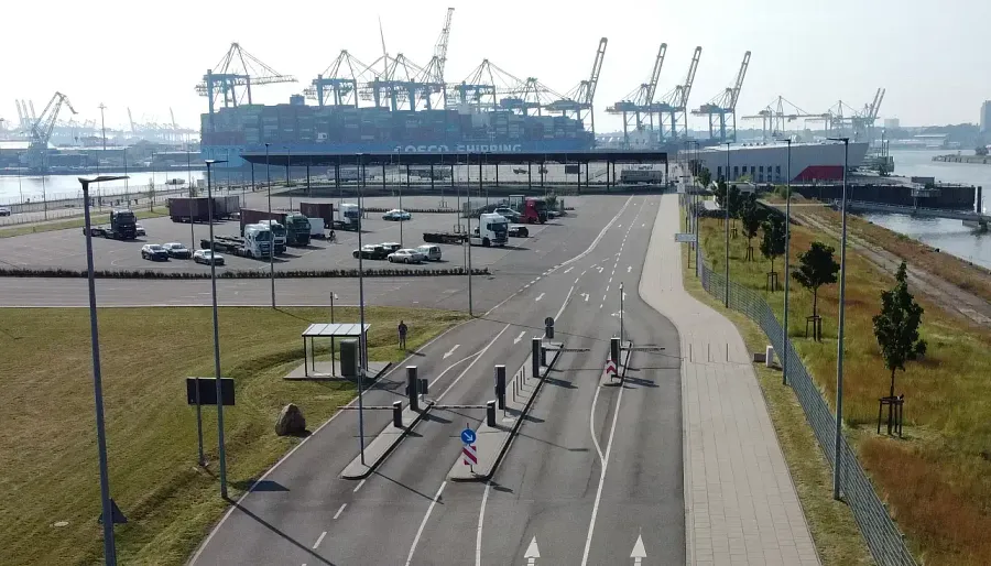 Tehergépkocsik parkolója Cruise Center Steinwerder in Hamburg