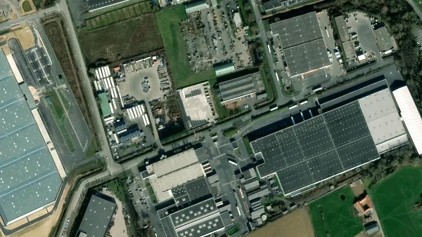 Tehergépkocsik parkolója Truckhous in La Chapelle-d'Armentières