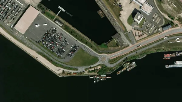 Tehergépkocsik parkolója Cruise Center Steinwerder in Hamburg