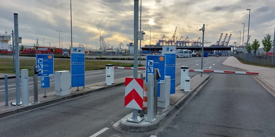 Tehergépkocsik parkolója Cruise Center Steinwerder in Hamburg