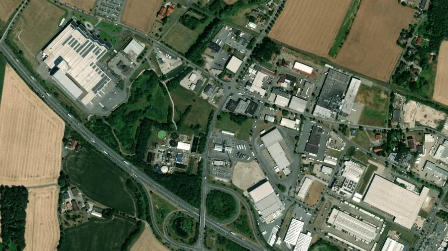 Tehergépkocsik parkolója L Port in Dissen am Teutoburger Wald