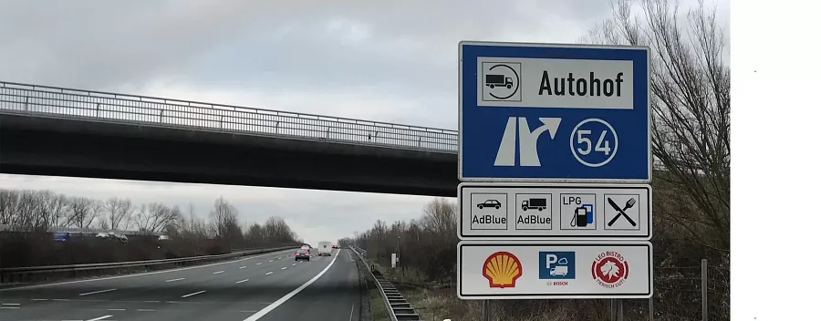 Tehergépkocsik parkolója Shell Autohof in Braunschweig
