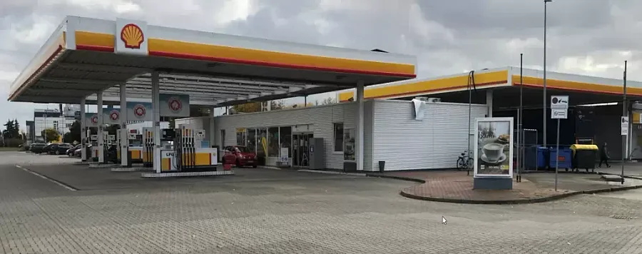 Tehergépkocsik parkolója Shell Autohof in Braunschweig
