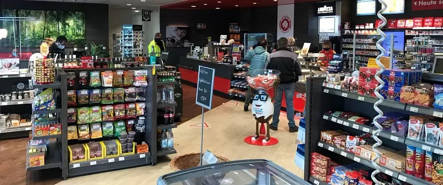 Tehergépkocsik parkolója Shell Autohof in Braunschweig