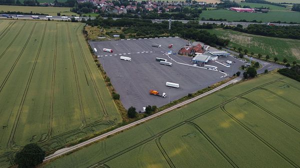 Area di parcheggio per autocarri ARAL Autohof Uhrsleben Standardparkplatz Erxleben