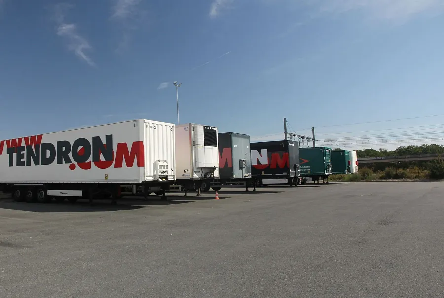 Area di parcheggio per autocarri Transports Tendron Cercottes