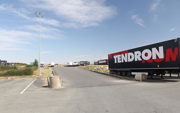Tehergépkocsik parkolója Transports Tendron in Cercottes