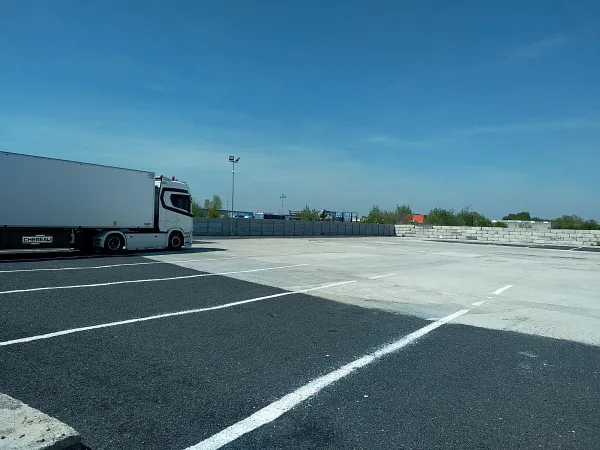 Tehergépkocsik parkolója Truckhous in La Chapelle-d'Armentières