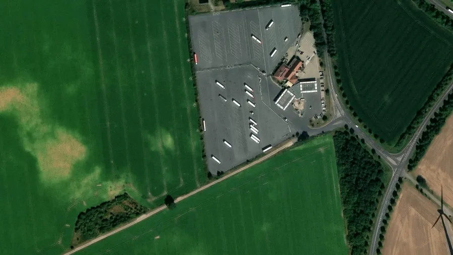 Tehergépkocsik parkolója ARAL Autohof Uhrsleben Standardparkplatz in Erxleben