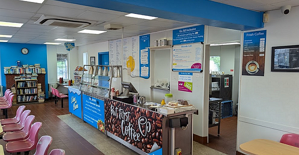 Tehergépkocsik parkolója Riverside Transport Café in Slough