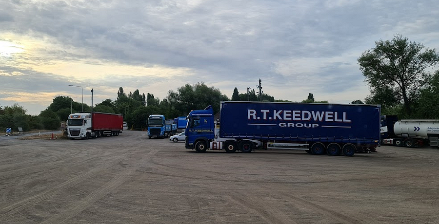 Tehergépkocsik parkolója Riverside Transport Café in Slough