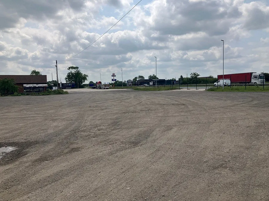 Truck parking lot The Fox Inn in Grantham