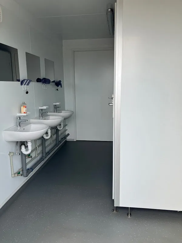 Truck parking lot The Fox Inn in Grantham