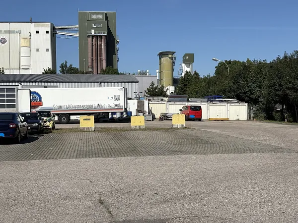 Місце для паркування вантажівок Schmidt Kühltransporte в Garching bei München