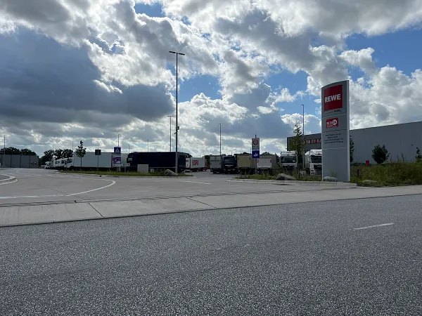 Місце для паркування вантажівок REWE Logistikzentrum в Henstedt-Ulzburg