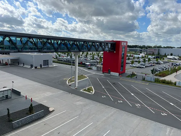 Місце для паркування вантажівок REWE Logistikzentrum в Henstedt-Ulzburg