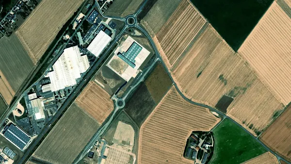 Truck parking lot Perrenot Pithiviers in Escrennes