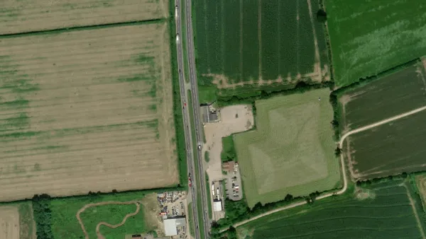 Truck parking lot The Fox Inn in Grantham