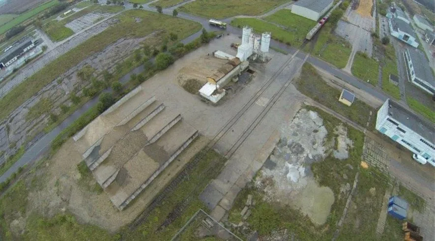 Tehergépkocsik parkolója Betonmischanlage in Arneburg