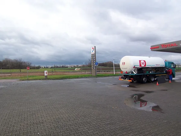 Місце для паркування вантажівок Total Tankstelle an der B80 Tankstellengelände в Teutschenthal