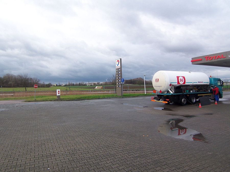 Parkareal Total Tankstelle an der B80 Tankstellengelände in Teutschenthal