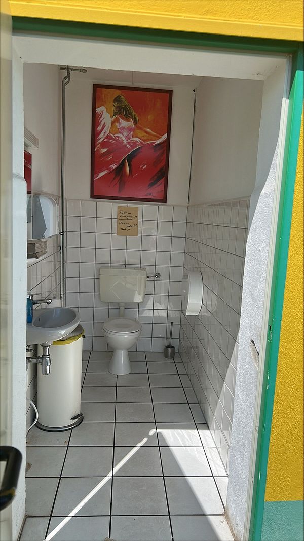 Area di parcheggio per autocarri Tankstelle mit Lkw Parkplatz Drei Gleichen
