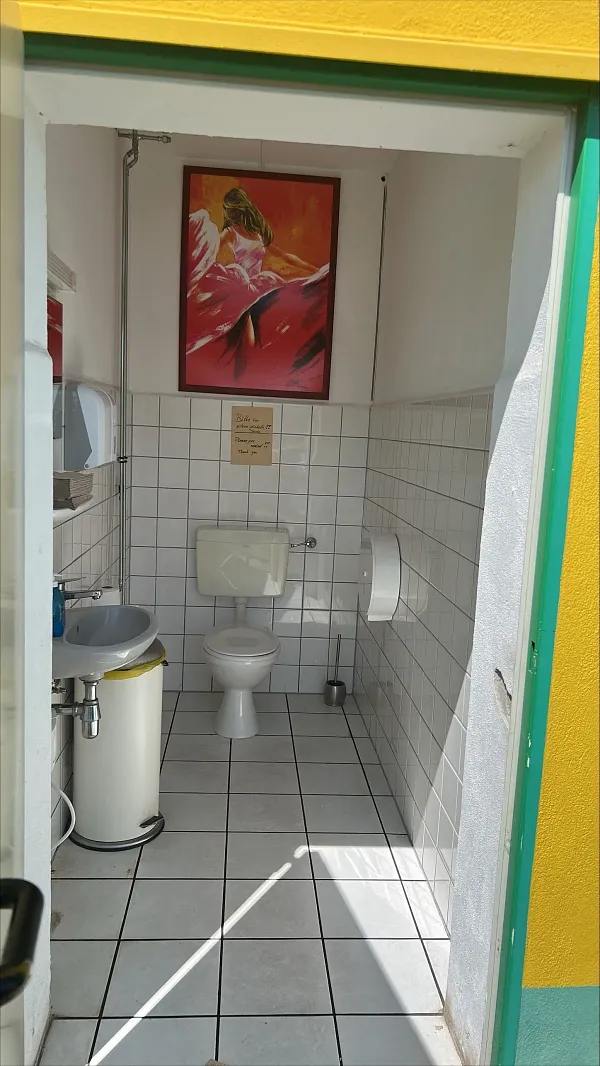 Zona de parcare pentru camioane Tankstelle mit Lkw Parkplatz în Drei Gleichen