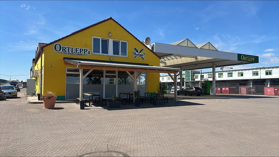 Area di parcheggio per autocarri Tankstelle mit Lkw Parkplatz Drei Gleichen
