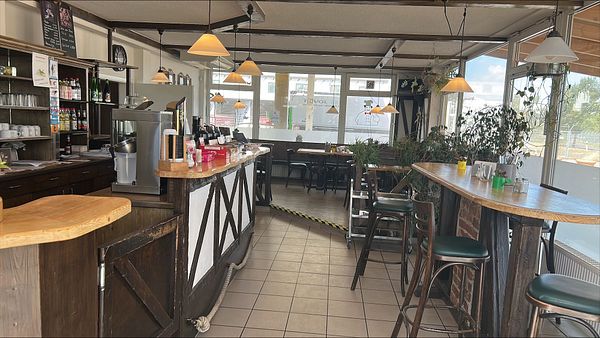 Area di parcheggio per autocarri Tankstelle mit Lkw Parkplatz Drei Gleichen