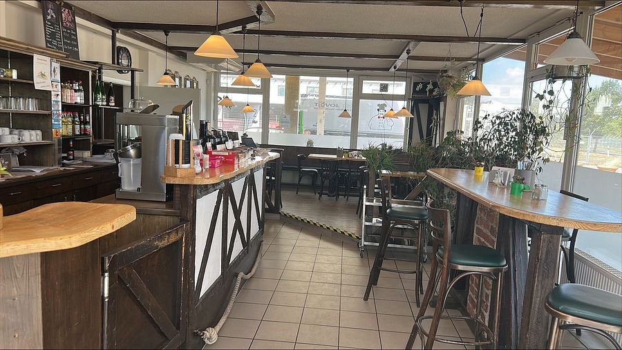 Area di parcheggio per autocarri Tankstelle mit Lkw Parkplatz Drei Gleichen