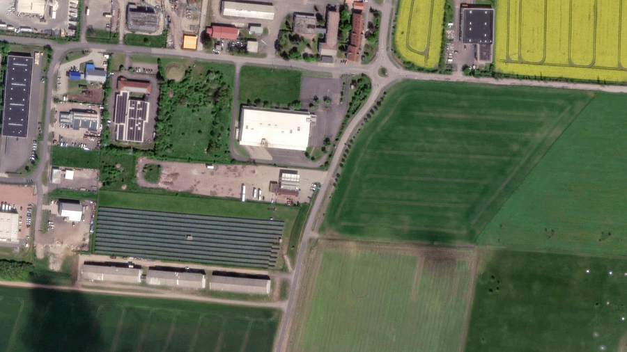 Area di parcheggio per autocarri Tankstelle mit Lkw Parkplatz Drei Gleichen