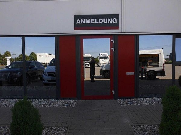 Area di parcheggio per autocarri Nutzfahrzeug Service Firmenhof Neuenkirchen-Vörden