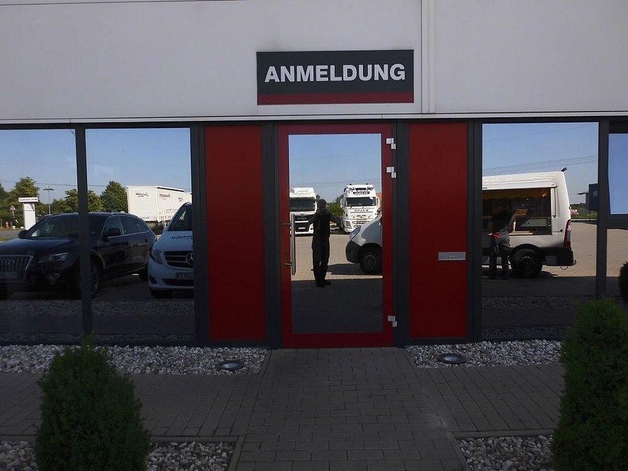Area di parcheggio per autocarri Nutzfahrzeug Service Firmenhof Neuenkirchen-Vörden