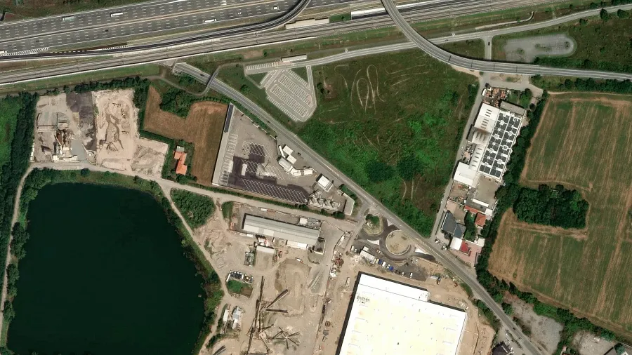 Truck parking lot Truck Village MI in Arluno